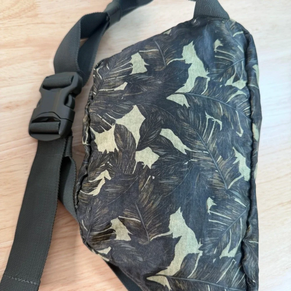 Eddie Bauer Stowaway Tropical Leaf Camo Zipper Packable Waist Pack Fanny